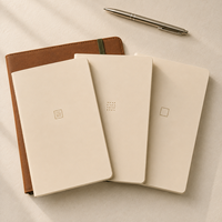 LABON Couverture de carnet en cuir PU personnalisable à trois volets, rechargeable, avec monogramme en feuille d'or, breloques en laiton et attache stylo, idéale pour les voyages
