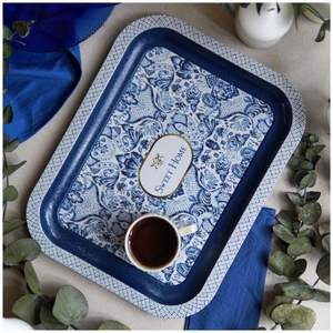 Plateau de service rectangulaire en métal 233x307mm avec motif décoratif bleu et blanc inspiré de l'azulejo - Product Image 2
