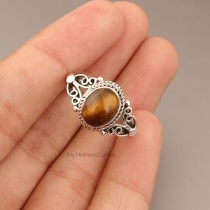 Bague personnalisée en argent 925 avec pierre œil de tigre taille ovale, style bohème gothique, sertissage clos, certifiée par un tiers, plaquée rhodium - Product Image 4