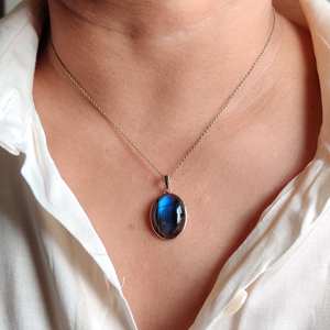 Pendentif en or 14 carats avec labradorite naturelle de forme ovale, 19x14 mm, bijoux en or fins et élégants pour femmes, provenant d'une usine de bijoux en gros - Product Image 1