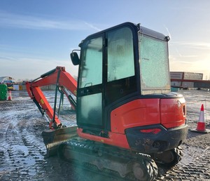 Mini-excavatrice Kubota KX033-4 de 3 tonnes, compacte et puissante, modèle 2025, idéale pour la construction, avec garantie d'un an et accessoire godet. - Product Image 2
