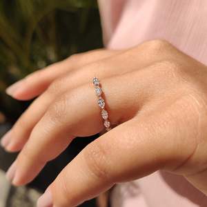 Anillo de Eternidad con Diamantes Marquise, Estilo de Puntas Compartidas, Joyería de Lujo - Product Image 2