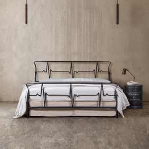 Lit plateforme unique en fer forgé fait main, design minimaliste en métal en forme de cœur, mobilier de chambre à coucher moderne et artistique, noir personnalisé - Product Image 1