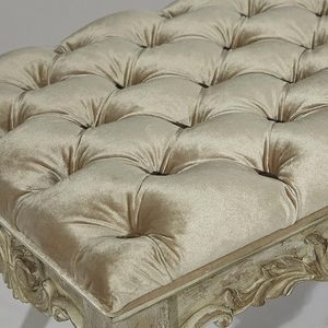 Ketty, banc de lit classique en acajou massif avec des sculptures en bois et tissu de velours avec une finition dorée. - Product Image 4