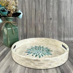 Bandeja de Servicio Redonda Hecha a Mano con Madreperla, Mosaico Blanco y Azul en el Centro, Decoración de Mesa Premium para Cafetería, Resort, Venta al por Mayor, Sostenible - Product Image 3