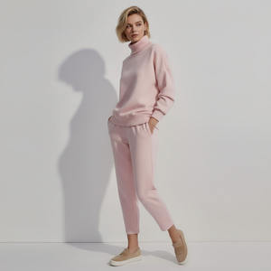 Conjunto de sudadera y Jogger de cuello alto personalizado para mujer - Product Image 1