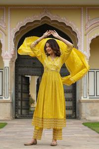 Vente en ligne de vêtements de travail pakistanais brodés de rayonne Vêtements indiens et pakistanais - Product Image 3