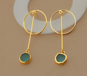 Boucles d'oreilles pendantes géométriques plaquées or 18 carats faites à la main avec chalcédoine bleue, bijoux modernes minimalistes pour femmes - Product Image 1