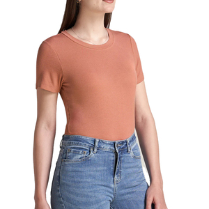 T-shirt créatif et tendance pour femme, conçu pour des mouvements confortables, avec une forme élégante et un style visuel contemporain - Product Image 2