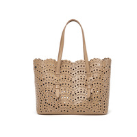 Sac fourre-tout beige pour femme, rectangulaire, bord festonné perforé, doubles poignées supérieures, perforations découpées au laser, invisibles, grand format
