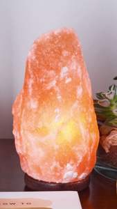 Lámpara de sal del Himalaya hecha a mano con tema de amor, control de atenuación de tallado de precisión y Base de madera, artesanía de decoración natural para el hogar - Product Image 4