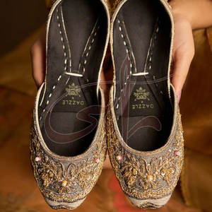 Vente en gros de chaussures Khussa pour femmes, sur mesure, en soie brute, antidérapantes, de haute qualité, design tendance, nouvelle arrivée, produit phare - Product Image 4