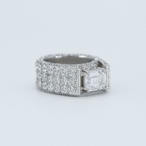 Distinctive yet sophisticated <b>Emerald</b> cut 14 kt White Gold Round Cut Lab Grown Diamond <b>ring</b> with VVS Clarity - Product Image 4