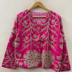Chaqueta bordada de terciopelo Suzani estilo indio rosa | Regalo de dama de honor unisex | Chaqueta de invierno | Kimono Robe - Product Image 1