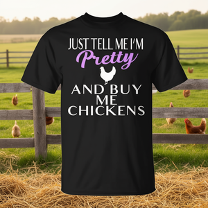 Camiseta Chicken Lady: Dime que soy bonita y compra pollos. Ropa promocional para amantes de las aves. - Product Image 3
