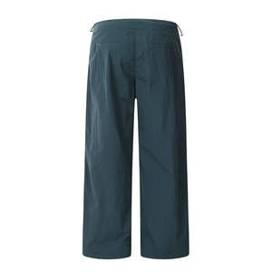 Pantalones cortavientos de nailon 100% para hombre al por mayor con bolsillos de carga con solapa lateral - Product Image 3