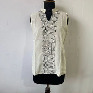 Top élégant en coton blanc sans manches avec un panneau frontal imprimé noir et ivoire inspiré de la main, d'une allure saisissante - Product Image 1