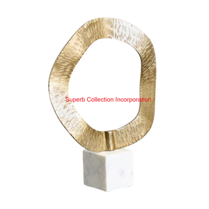 Escultura de anillo de metal dorado elegante con acabado Escultura de oro decorativa hecha a mano con acento de mesa elegante en base negra - Product Image 2