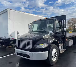 Se Vende Camión de Plataforma Plana For-Freightliners M2 106 de 24 pies, Usado, Año 2015 - Transmisión Automática de 6,9 Velocidades, Puerta Trasera Elevadora, Listo para Exportar a Todo el Mundo - Product Image 1