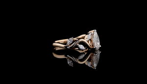 Bague solitaire de créateur en forme de poire avec petits diamants en forme de poire sur l'axe |   Bague de luxe en or massif 18 carats plaqué rhodium certifiée IGI - Product Image 3