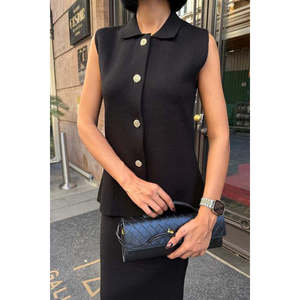Ensemble en crêpe midi 10230 avec détail bouton doré et gilet – Accessoire de mode haut de gamme - Product Image 3