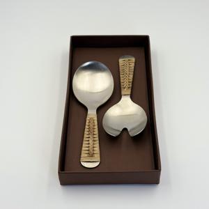 Ensemble de cuillère et de fourchette à salade en acier inoxydable poli argenté, design artisanal en rotin, pour mariage - Product Image 1