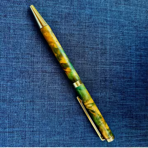 Crayon à café de luxe fabriqué à la main avec accents en laiton lisse et texture de bois unique - Product Image 4