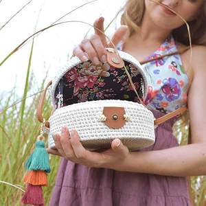 Bolso Bandolera Redondo de Ratán Hecho a Mano con Correa de Cuero, Bolso de Mano de Mimbre Ecológico para Mujer - Product Image 6