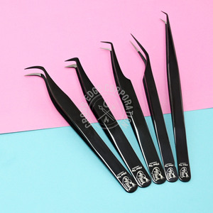 Pince à épiler d'isolation légère de qualité supérieure avec pince à épiler d'extension de cils à pointe en fibre Logo personnalisé Pince à épiler noire antidérapante à 90 degrés - Product Image 5