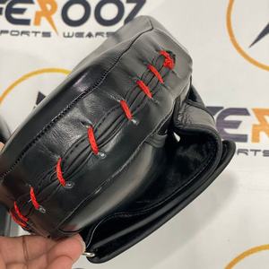 อุปกรณ์ฝึกซ้อมหนังคุณภาพพรีเมียม รูปทรงโค้ง สำหรับนวมชกมวยสีดำ ฝึกซ้อมคิกบ็อกซิ่ง  พร้อมโลโก้สั่งทำพิเศษ - Product Image 4