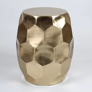 Table d'appoint élégante en métal avec un nouveau design utilisé pour les maisons de luxe, les villas, les hôtels et les intérieurs romantiques - Product Image 1