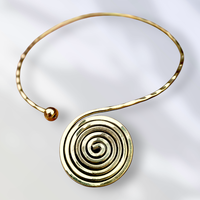 Collier ras du cou en spirale en laiton massif fait main, style bohème tribal ethnique, avec pendentif torsadé ouvert, chaîne dorée, pour soirée, style affirmé