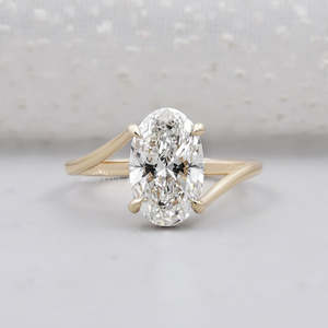 Anillo de Diamantes de Corte Ovalado con Halo Oculto en Oro Amarillo - Product Image 1