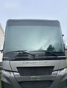 Autocaravana Moderna Grande Usada de 2019, Newmars Canyon Star 3719 Clase A con Habitación Tipo Caravana para Viajes y Campamentos - Product Image 1