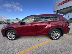 SUV Crossover d'occasion 2020 Highlander Limited à faible kilométrage, transmission intégrale, boîte automatique 8 vitesses, intérieur noir - Product Image 4