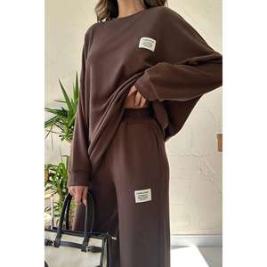 ชุดเสื้อสเวตเตอร์และกางเกงผ้าลูกฟูกสีน้ำตาลคลาสสิกสำหรับผู้หญิง ขายส่ง - Product Image 1