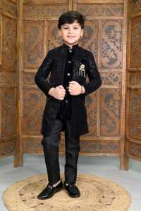 Sherwani traditionnel en soie pour garçons, conçu pour les mariages et les fêtes, avec broderie royale, infroissable et à séchage rapide - Product Image 5