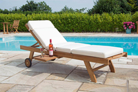 Chaise longue simple Deva en teck massif avec coussin imperméable et finition naturelle pour piscine, plage et hôtel, portable
