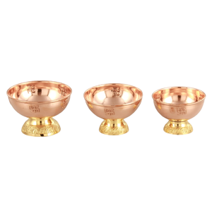 Cuenco de cobre para puja con diseño de svástica y pedestal de latón para decoración de templos. - Product Image 4
