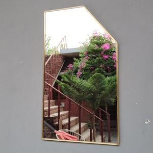 Espejo de pared decorativo con diseño único y acabado en latón - Product Image 1