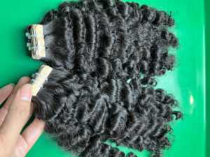 Extensiones de cabello natural vietnamita Cinta rizada birmana cruda-En sin enredos Sin desprendimiento con color de cabello natural - Product Image 3