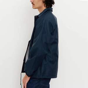 แจ็คเก็ตบอมเบอร์ผ้าฝ้าย 100% คุณภาพสูง ป้องกันลมและน้ำ ทรงหลวม ใส่ได้ทั้งชายและหญิง รับผลิตแบบ OEM พร้อมสกรีนโลโก้ตามสั่ง - Product Image 2