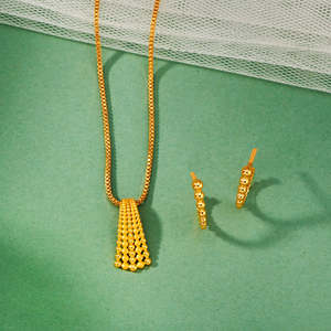 Ensemble de bijoux avec pendentif en perles et diamants vintage plaqué or 18 carats pour un cadeau de mariage - Product Image 1