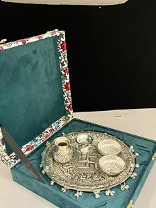 Ensemble de thali en argent plaqué avec un élégant coffret cadeau imprimé - Product Image 4