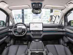 Nouvelle gamme de voitures à essence de luxe LEVC London Electric Vehicle Company, modèle 2025, autonomie 570 km, édition Premium, fournie par la série de véhicules électriques MPV à énergie nouvelle. - Product Image 4