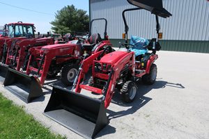 รถแทรกเตอร์ Mahindra 1126 HST พร้อมห้องโดยสารแบบมีหลังคา  พร้อมอุปกรณ์ครบครัน  ห้องโดยสารนิรภัย ROPS พร้อมเครื่องปรับอากาศและเบาะนั่งปรับได้ สำหรับใช้งานทางการเกษตร - Product Image 5