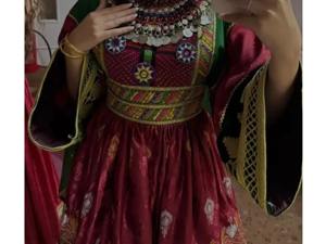 Robe afghane Kuchi ultra longue et élégante, dégradé vert, broderie lourde de pièces d'argent, travail floral artisanal, chiffon ombré - Product Image 2