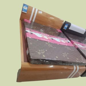 เตียงไม้จริงทันสมัย ขนาดคิงไซส์และควีนไซส์ สำหรับโรงแรม อพาร์ทเมนต์ วิลล่า ห้องนอน - แข็งแรง ทนทาน สำหรับใช้งานเชิงพาณิชย์ ยี่ห้อวาร่า - Product Image 2