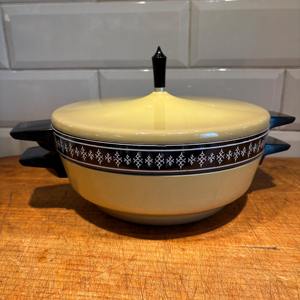 Cacerola Amarilla Elegante, Plato de Metal Duradero, Ideal para Servir en la Cocina del Hogar, Fiestas y para Entretener Invitados, Venta al por Mayor desde India - Product Image 1