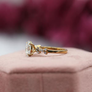 Anillo de compromiso con ajuste de piedra de racimo de diamante cultivado en laboratorio de corte ovalado, lujoso anillo de compromiso de oro sólido de 10K para mujer - Product Image 3